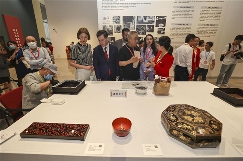 2023年5月28日，北京，推光漆器匠人為駐華使節(jié)展示技藝。