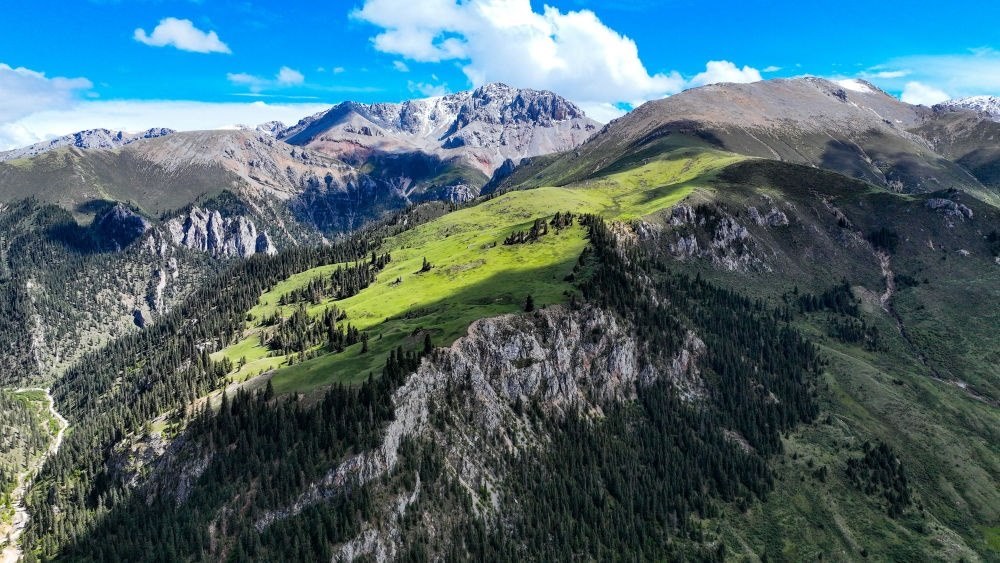 這是2023年6月18日在青海省玉樹藏族自治州囊謙縣拍攝的風光（無人機照片）。新華社記者 張龍 攝