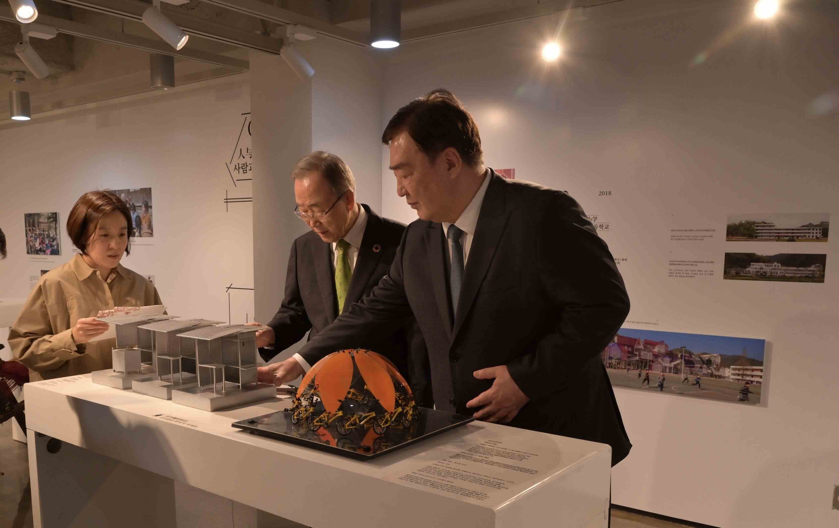 邢海明（右一）與潘基文共同參觀《自然生活傳承——美麗中國特展》。首爾中國文化中心供圖