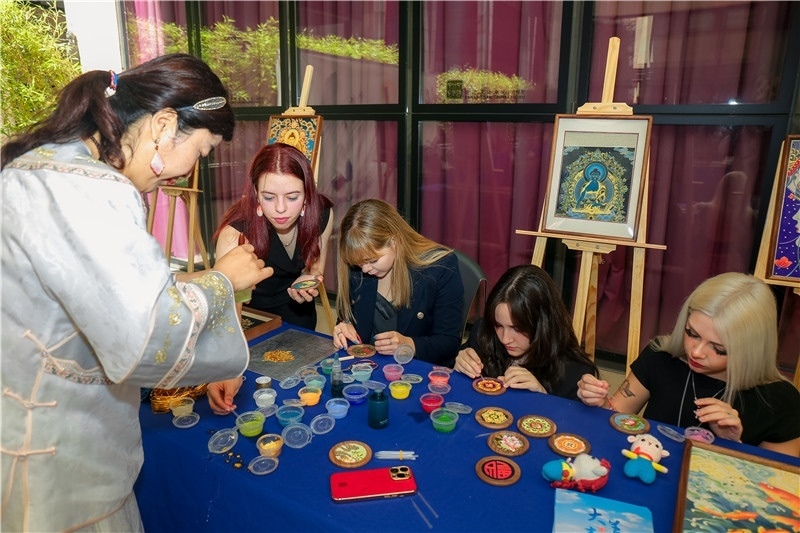 西班牙嘉賓參觀青海傳統(tǒng)手工技藝展示。主辦方供圖