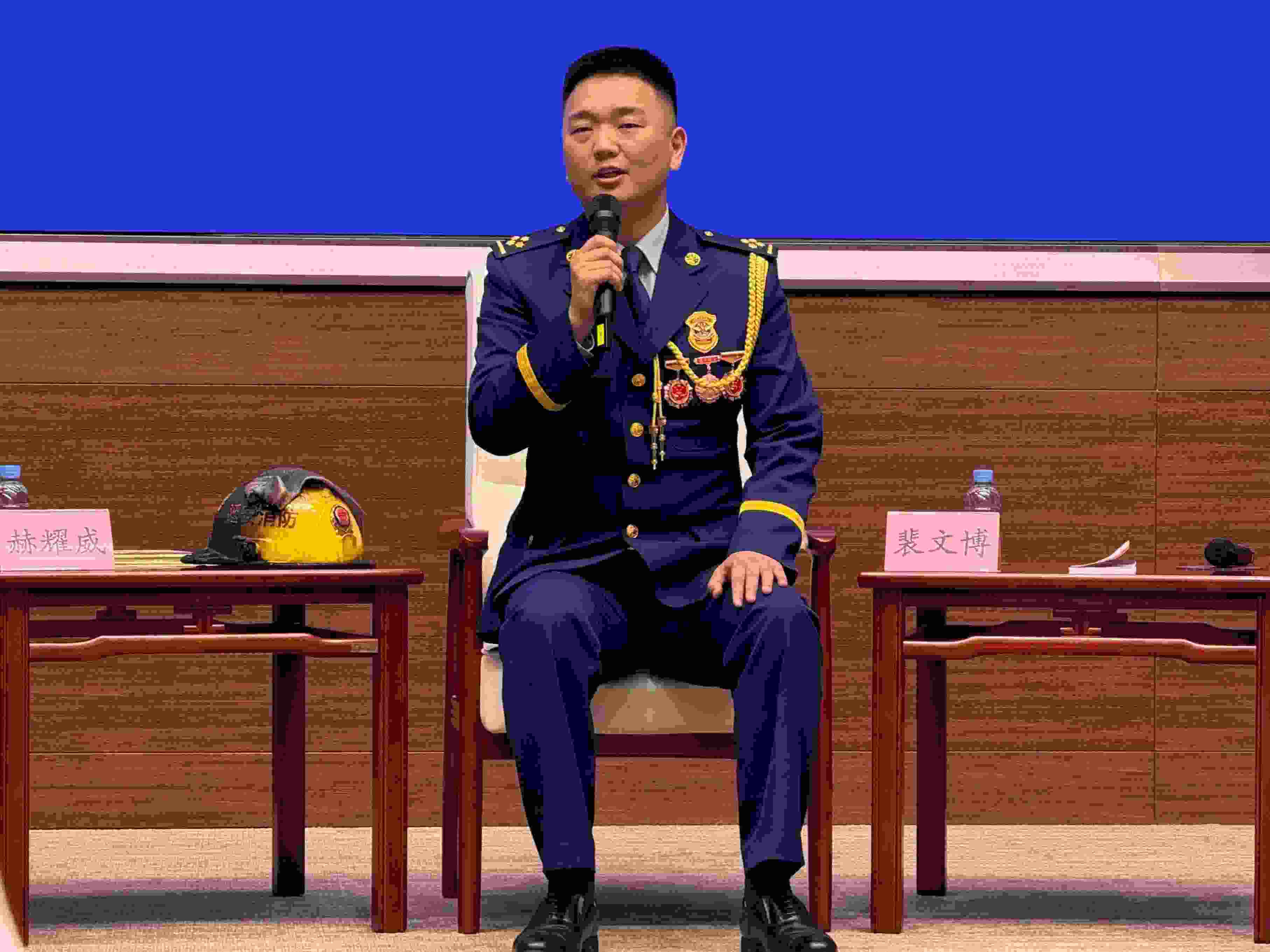 寶塔消防救援站政治指導員裴文博在回答記者提問。人民網(wǎng)記者 郝萍攝