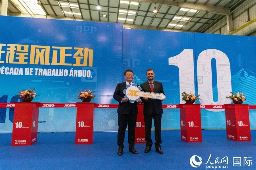 儀式上，徐工巴西制造總經(jīng)理李寒光將第23456臺產(chǎn)品鑰匙交付給客戶巴西Simak公司首席執(zhí)行官安德森·阿布魯手中。 人民日報社拉美中心分社 威廉·科埃略·維亞納攝
