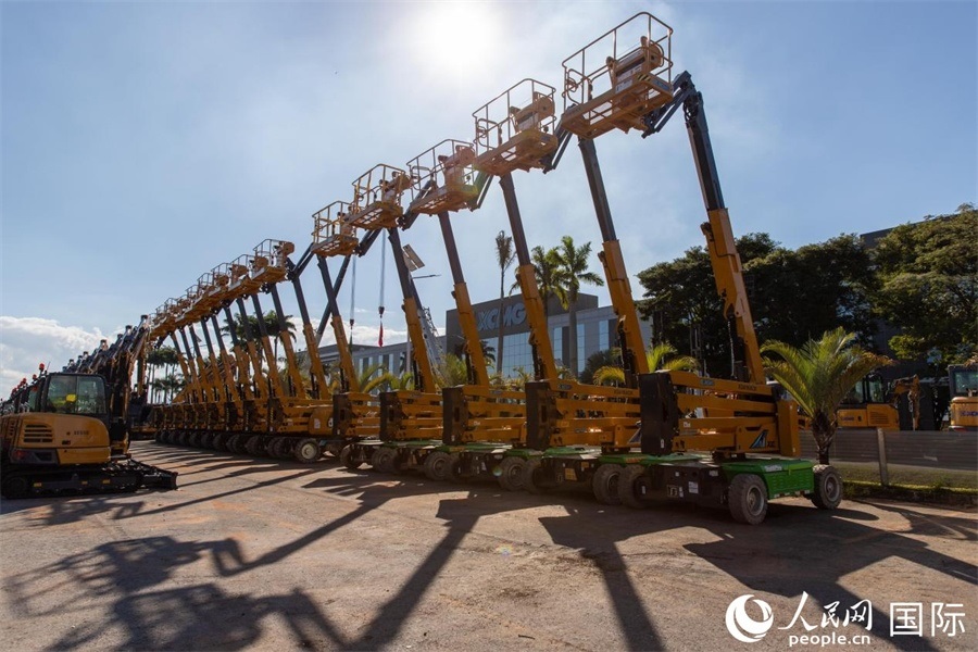 在徐工巴西制造生產(chǎn)基地，一批完成生產(chǎn)的設(shè)備正準備交付客戶。 人民日報社拉美中心分社 威廉·科埃略·維亞納攝