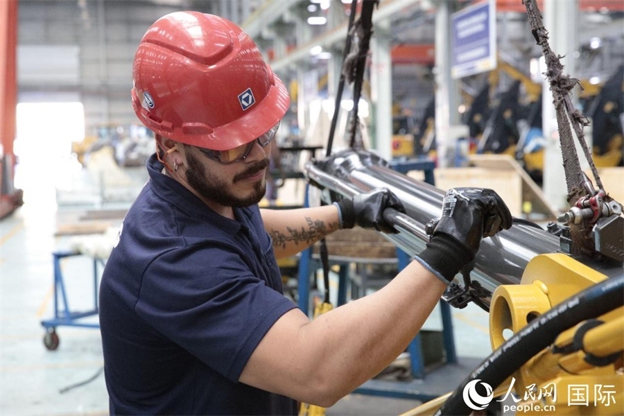 一名徐工巴西制造基地的當?shù)貑T工正在進行設(shè)備安裝和調(diào)試。 人民日報社拉美中心分社 威廉·科埃略·維亞納攝