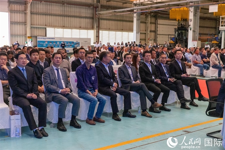 巴西米納斯吉拉斯州、波蘇阿雷格里市政府官員，徐工巴西制造的供應(yīng)商、經(jīng)銷商、客戶伙伴和員工代表，以及在巴中資機構(gòu)代表等200多人，出席了徐工巴西制造投產(chǎn)運營10周年暨第23456臺產(chǎn)品下線儀式。 人民網(wǎng) 威廉·科埃略·維亞納攝