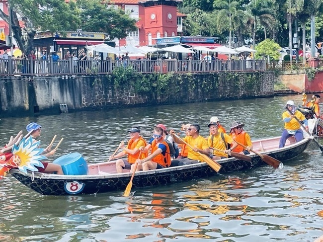 多元種族共同奮輯前進(jìn)，體驗(yàn)在馬六甲河劃龍舟，引來大批游客駐足圍觀。組委會(huì)供圖