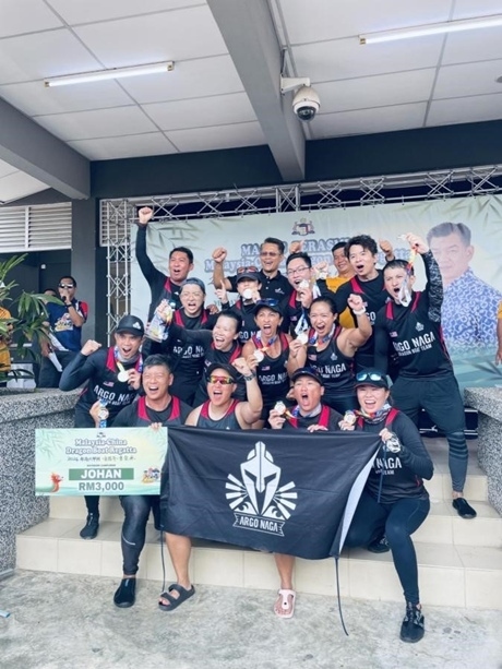 全體隊(duì)員歡慶取得混合組冠軍。組委會(huì)供圖