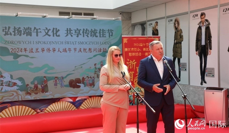 皮耶霍欽斯基（右）在活動上致辭。人民網(wǎng)記者 李增偉攝