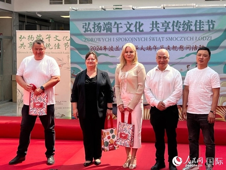 向波蘭友人發(fā)放端午節(jié)慰問品。人民網(wǎng)記者 李增偉攝