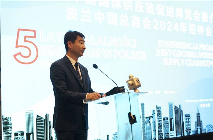 波蘭中國總商會(huì)會(huì)長(zhǎng)胡新元致辭。