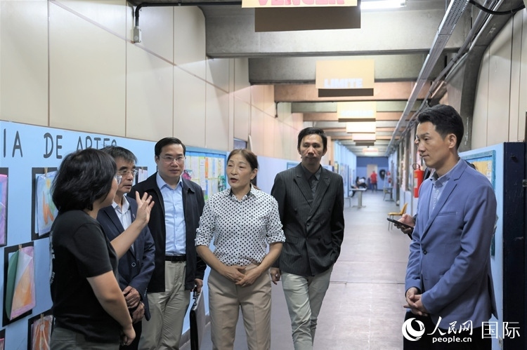 中國駐里約總領館商務參贊敬艷輝（右一）等嘉賓在里約孔院中方院長孫艷萍（左一）帶領下，參觀薩繆爾·韋納公立學校的中文教室，了解該校中文教學軟硬件設施。人民網(wǎng)記者 時元皓攝