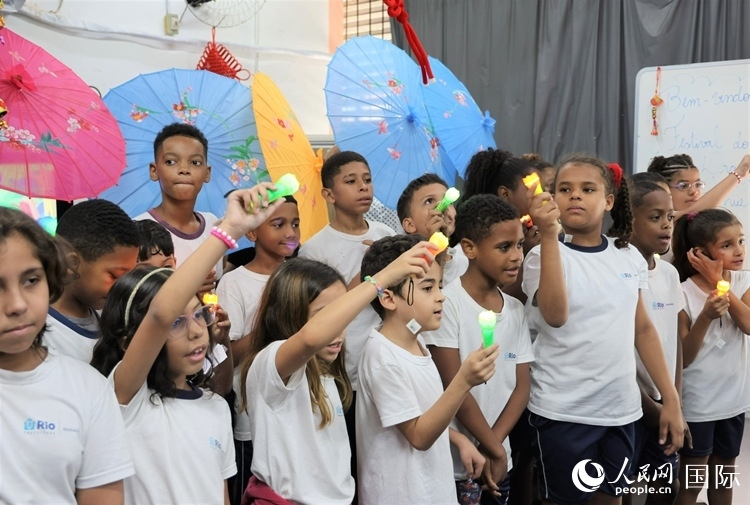 端午節(jié)活動在里約薩繆爾·韋納公立學校舉辦，該校師生合唱中文歌曲。 人民網(wǎng)記者 時元皓攝