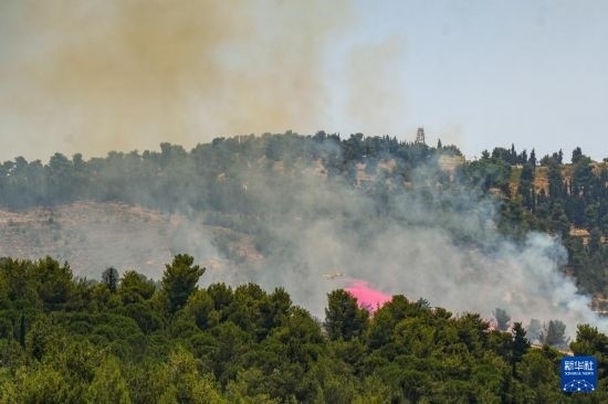6月12日，以色列北部加利利地區(qū)遭受火箭彈襲擊后冒出滾滾濃煙。新華社發(fā)（阿亞爾·馬戈林?jǐn)z/基尼圖片社）