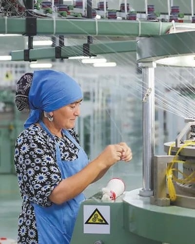 在針織毛坯車間，當?shù)毓と苏诮泳€。胡澤曦攝