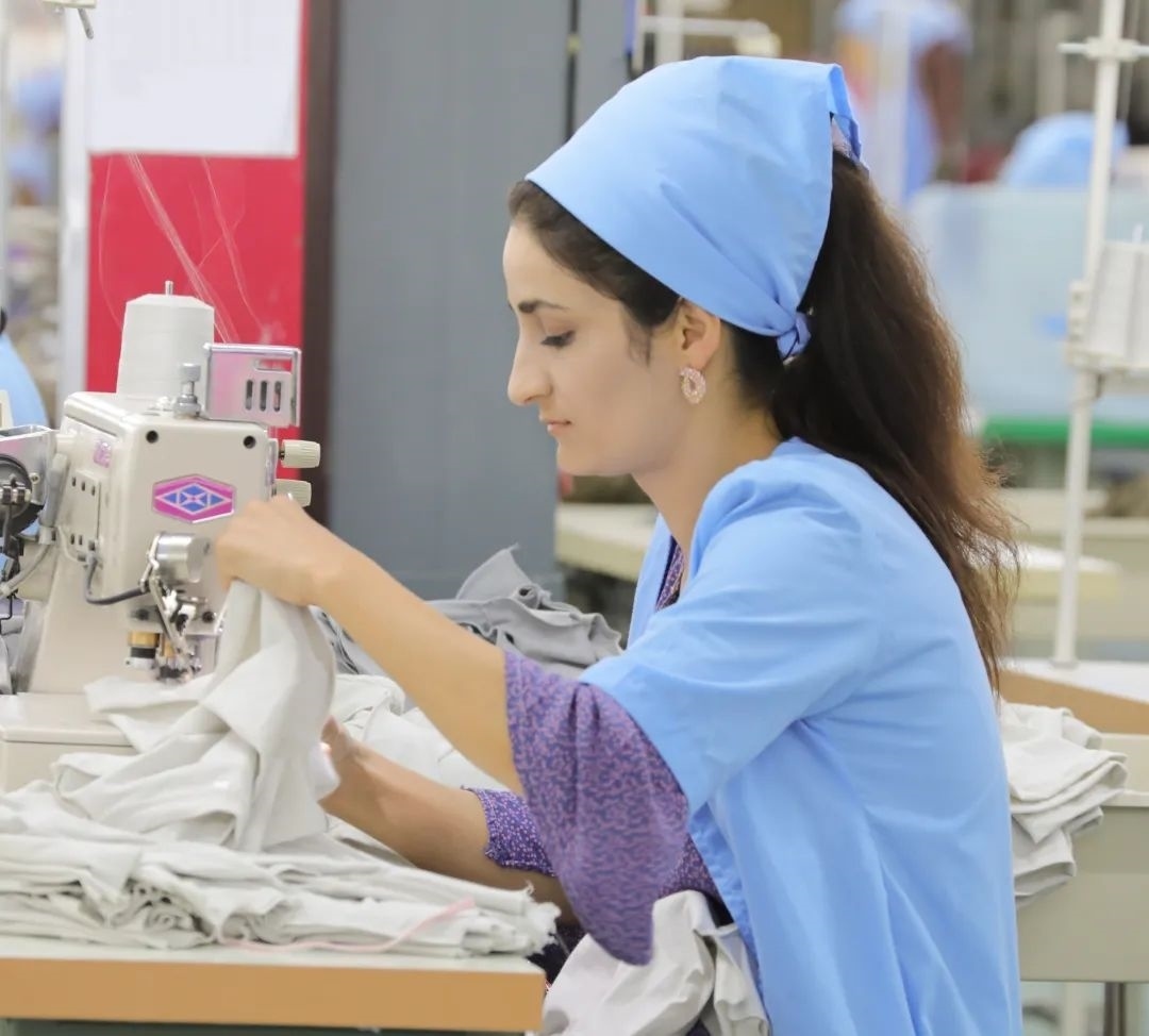 當?shù)毓と苏谶M行成衣縫紉。胡澤曦攝