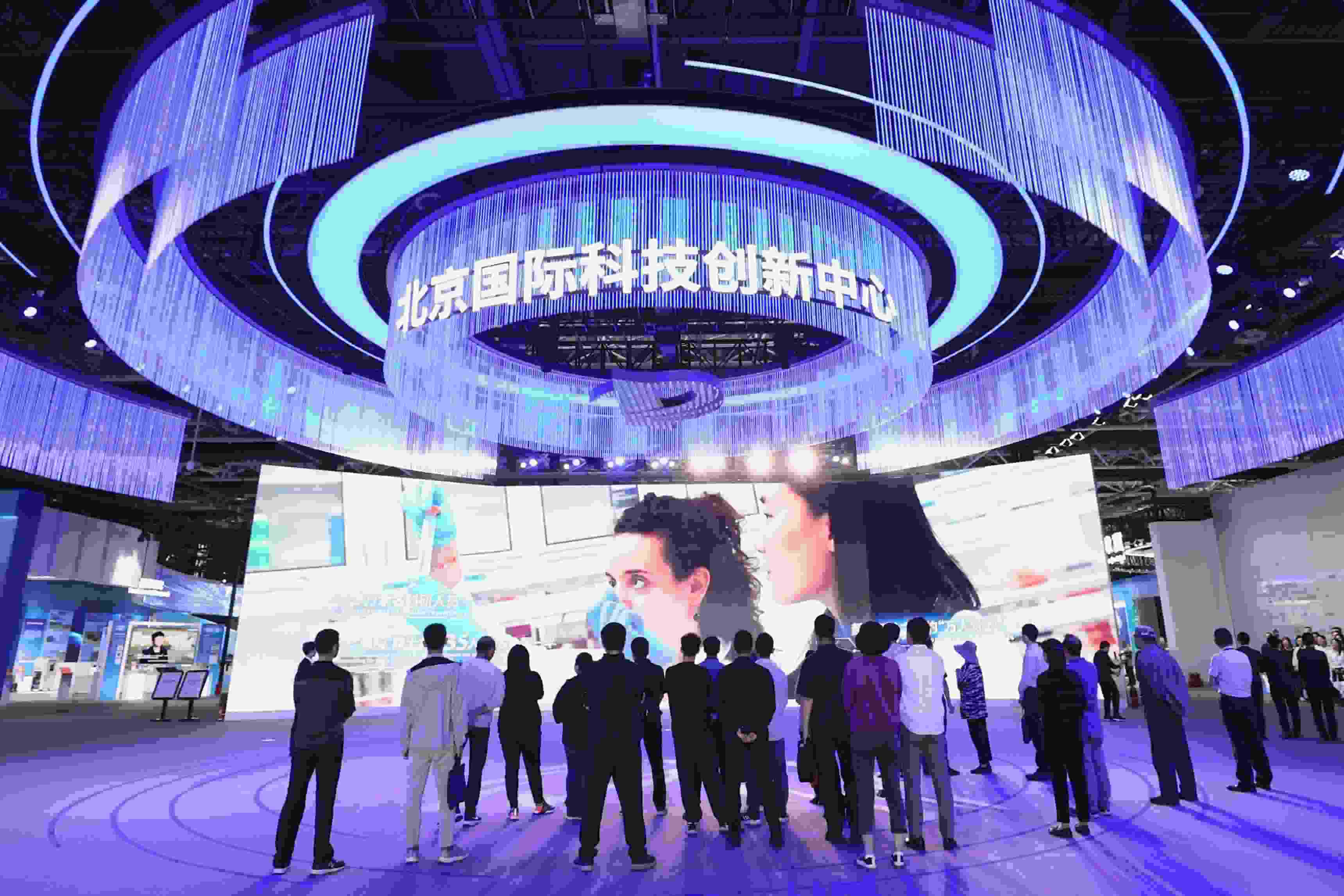 △2024年5月11日，觀眾在中關(guān)村展示中心觀看科技創(chuàng)新宣傳片。