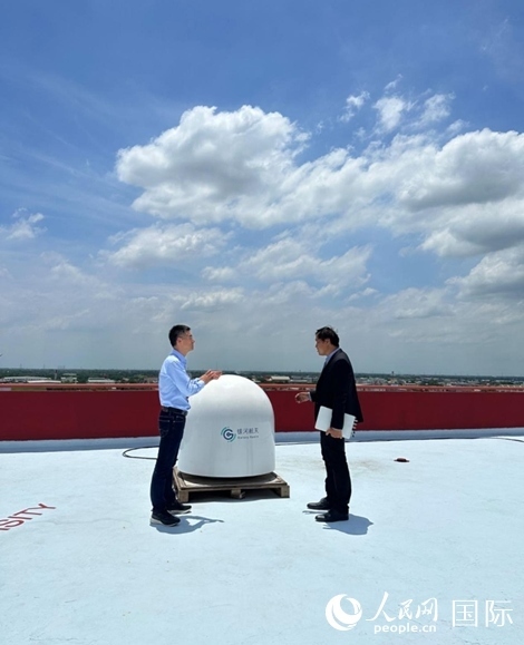 中泰兩國技術(shù)人員交流低軌寬帶衛(wèi)星互聯(lián)網(wǎng)運行情況。人民網(wǎng)記者 簡承淵攝