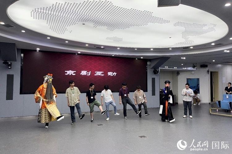 日本大學(xué)生代表團(tuán)學(xué)習(xí)京劇臺(tái)步。人民網(wǎng)記者 陳思攝