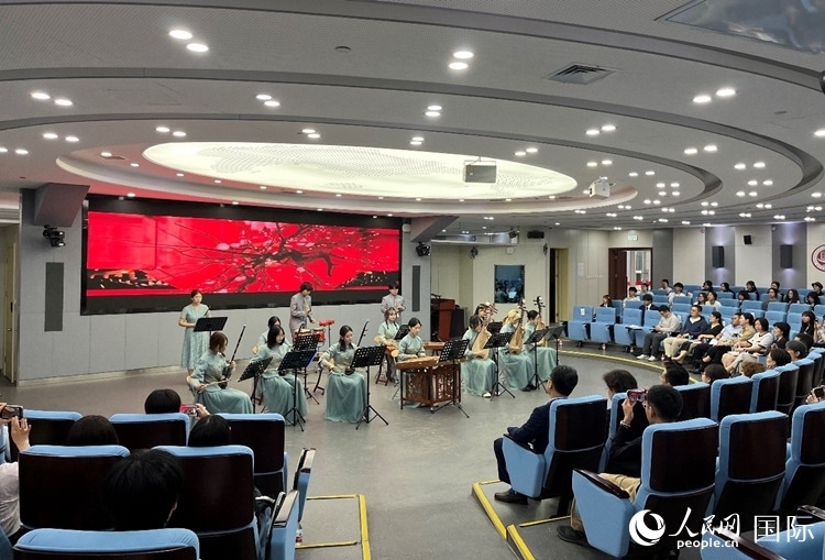 北京第二外國(guó)語(yǔ)學(xué)院學(xué)生帶來(lái)民樂表演。人民網(wǎng)記者 陳思攝
