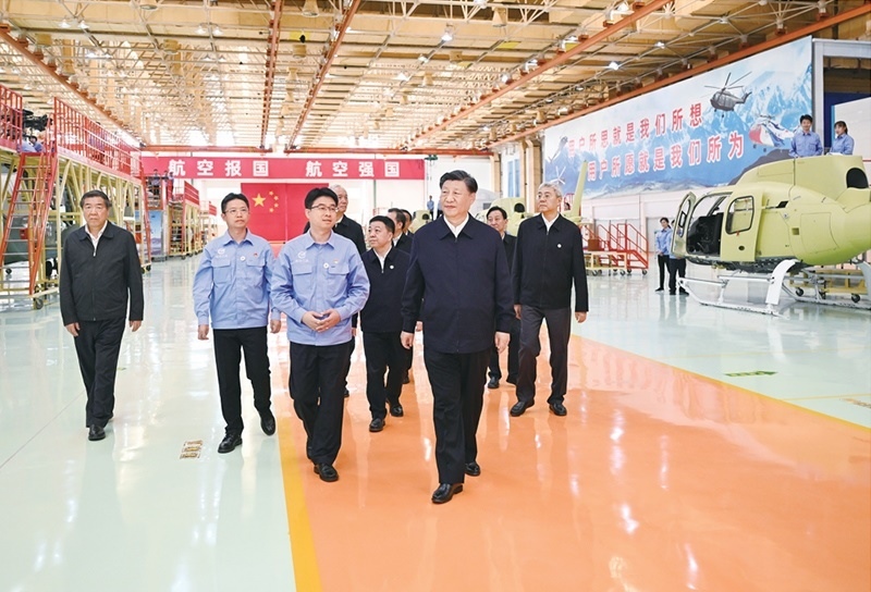 2023年10月10日至13日，中共中央總書記、國家主席、中央軍委主席習(xí)近平在江西考察。這是11日上午，習(xí)近平在景德鎮(zhèn)市昌河飛機工業(yè)（集團）有限公司考察。 新華社記者 燕雁/攝