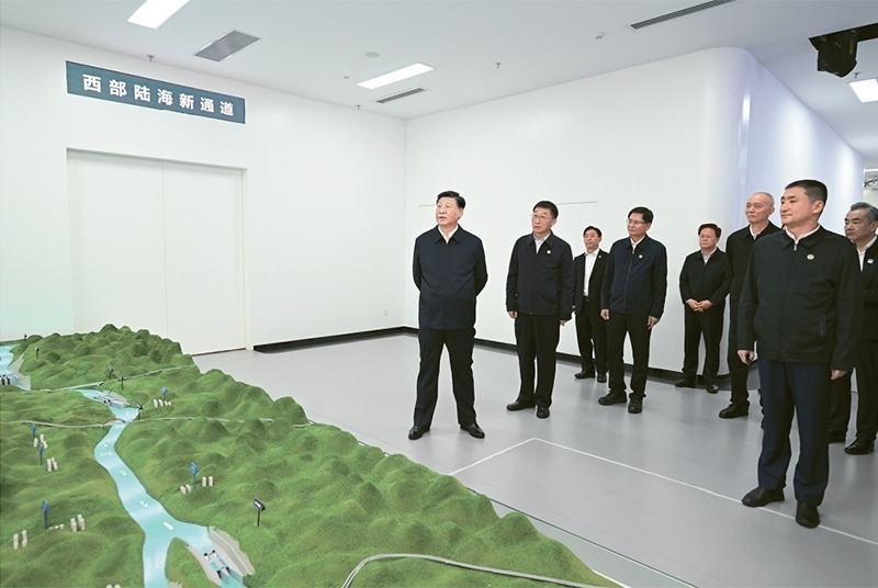 2023年12月14日至15日，中共中央總書記、國家主席、中央軍委主席習(xí)近平在廣西考察。這是14日上午，習(xí)近平在南寧市考察中國—東盟信息港股份有限公司，結(jié)合平陸運河沙盤聽取西部陸海新通道骨干工程建設(shè)匯報。 新華社記者 謝環(huán)馳/攝