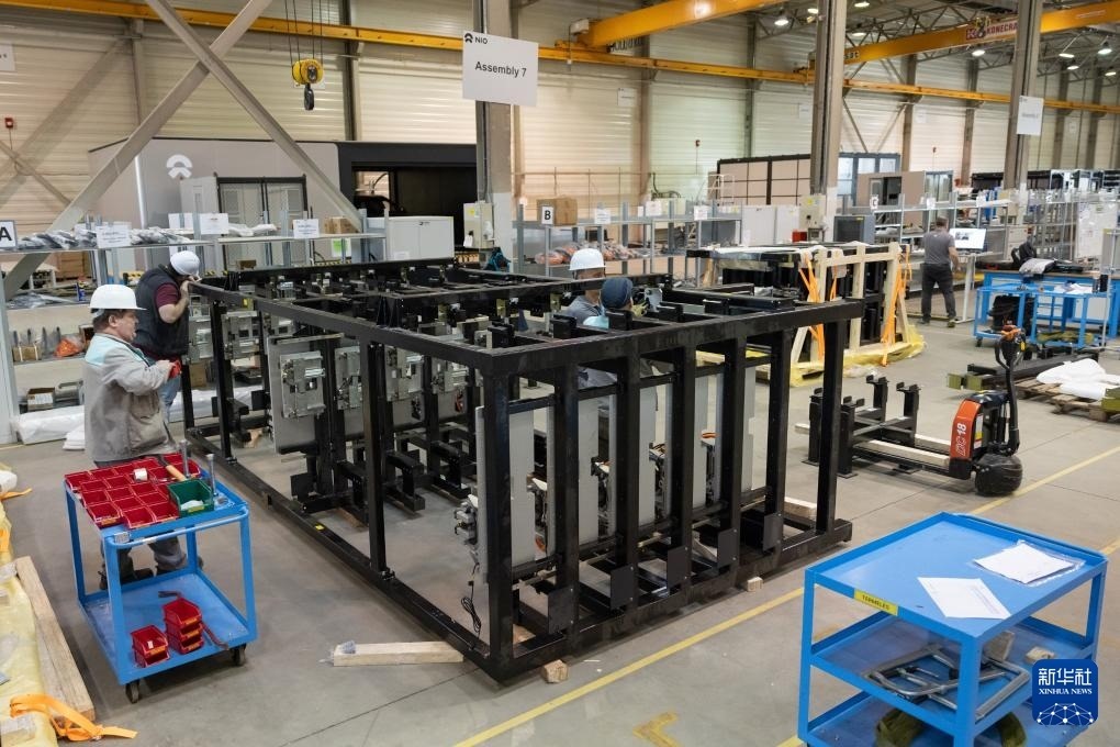 2024年1月26日，在匈牙利比奧托爾巴吉，員工在蔚來能源歐洲工廠工作。新華社發(fā)（弗爾季·奧蒂洛 攝）