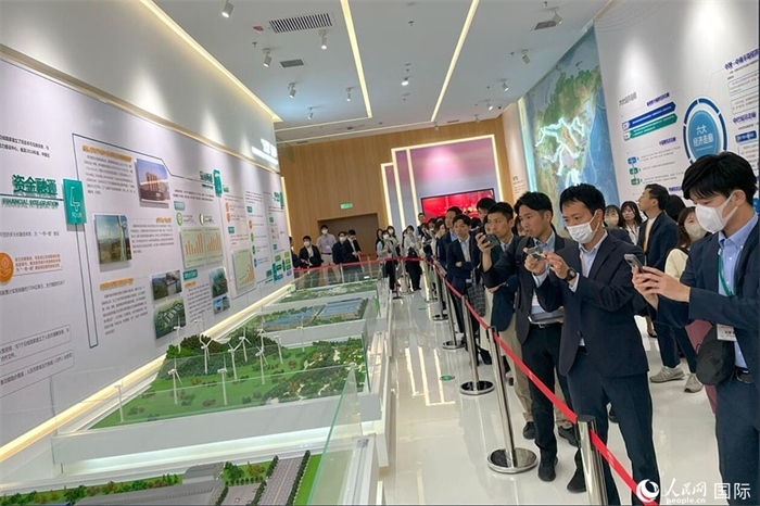 日本創(chuàng)價學會青年代表團在烏魯木齊市文化中心規(guī)劃館參觀。人民網記者 張麗婭攝