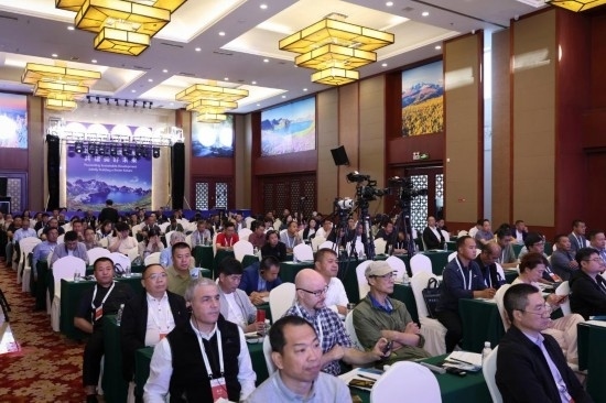  6月15日，“長(zhǎng)白山·世界地質(zhì)公園、世界生物圈保護(hù)區(qū)可持續(xù)發(fā)展會(huì)議”現(xiàn)場(chǎng)。新華社發(fā)