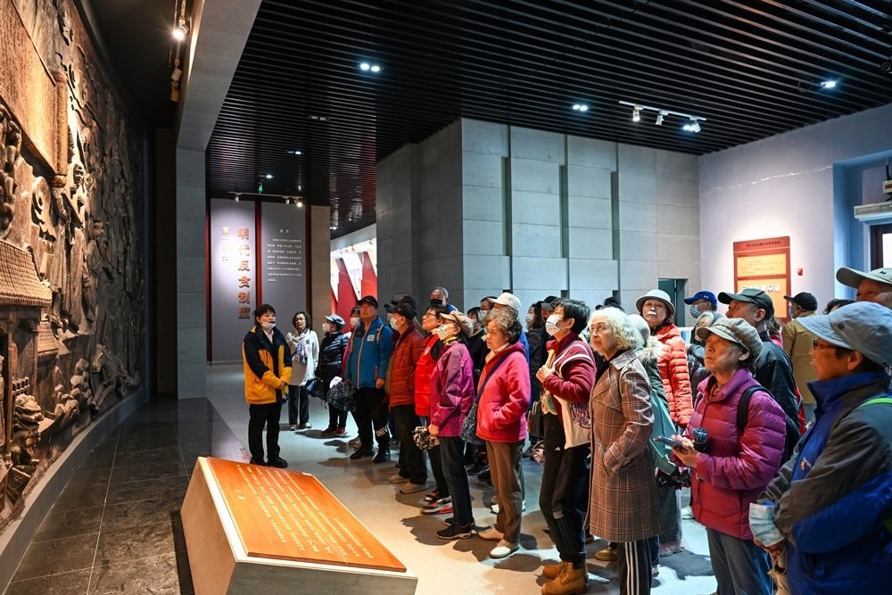 △ 2024年4月10日，北京朝陽區(qū)安慧里社區(qū)黨委組織離退休黨員參觀“明鏡昭廉”明代反貪尚廉歷史文化園。