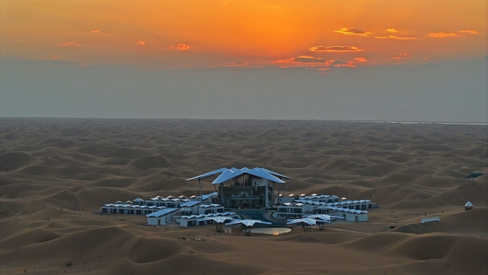 這是位于寧夏中衛(wèi)市沙坡頭景區(qū)的星星酒店（2023年9月6日攝，無(wú)人機(jī)照片）。新華社記者 王鵬 攝