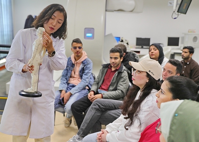 2023年4月19日，河北省秦皇島市中醫(yī)醫(yī)院醫(yī)務(wù)工作者為燕山大學(xué)外國(guó)留學(xué)生講解中醫(yī)經(jīng)絡(luò)知識(shí)。