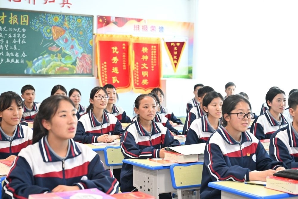2024年6月18日，果洛西寧民族中學(xué)學(xué)生在上課。