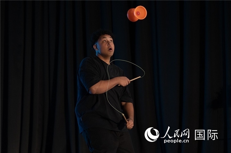 參賽選手表演的抖空竹如行云流水。人民日報(bào)非洲中心分社 希拉茲·莫林?jǐn)z