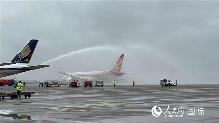 航班享受“水門禮”后起飛。牛瑞飛攝