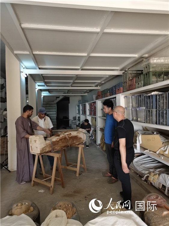 圖為中埃薩卡拉新出土文物數(shù)字化調(diào)查與研究項(xiàng)目團(tuán)隊(duì)在工作現(xiàn)場。