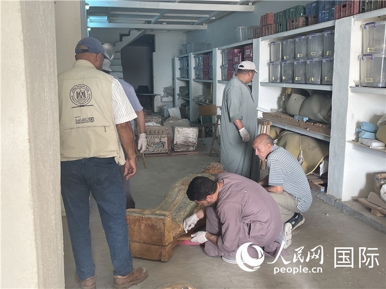 圖為中埃薩卡拉新出土文物數(shù)字化調(diào)查與研究項(xiàng)目團(tuán)隊(duì)在工作現(xiàn)場。薛江攝