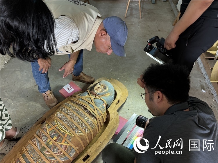 圖為中埃薩卡拉新出土文物數(shù)字化調(diào)查與研究項(xiàng)目團(tuán)隊(duì)在工作現(xiàn)場。薛江攝