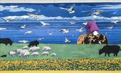 在青海省西寧市圣源地毯集團有限公司生產(chǎn)車間，操作工檢查毯面、拔花刺（2023年2月4日攝）。新華社記者 才揚 攝