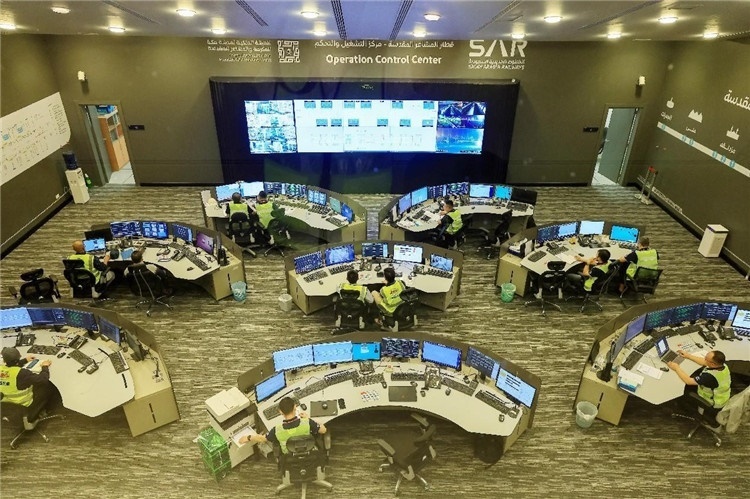 圖為運(yùn)營(yíng)指揮中心一景。中國(guó)鐵建供圖