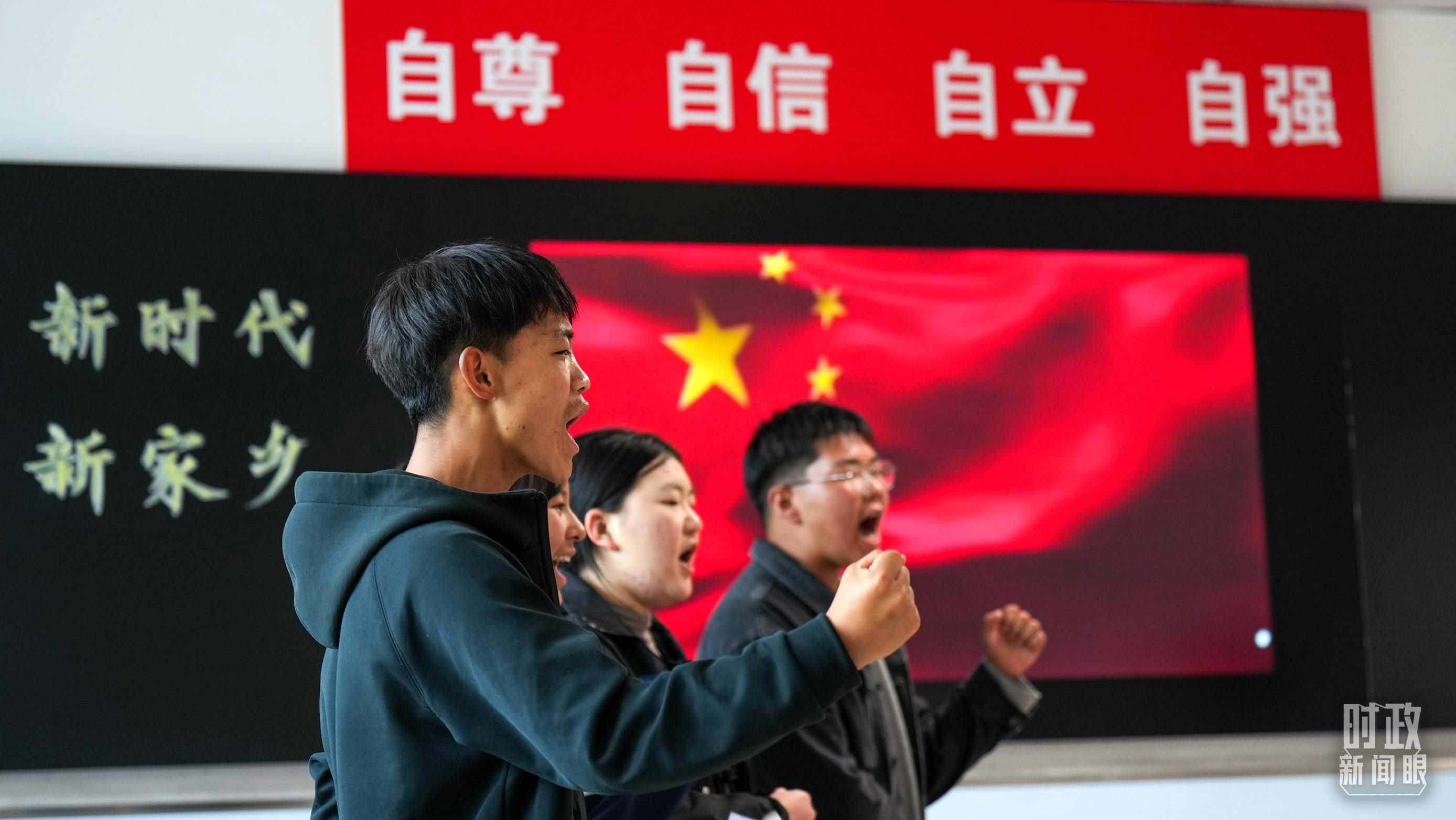 △果洛西寧民族中學高一（1）班的“新時代、新家鄉(xiāng)”主題思政課。（總臺央視記者許永松、國廣記者李晉拍攝）