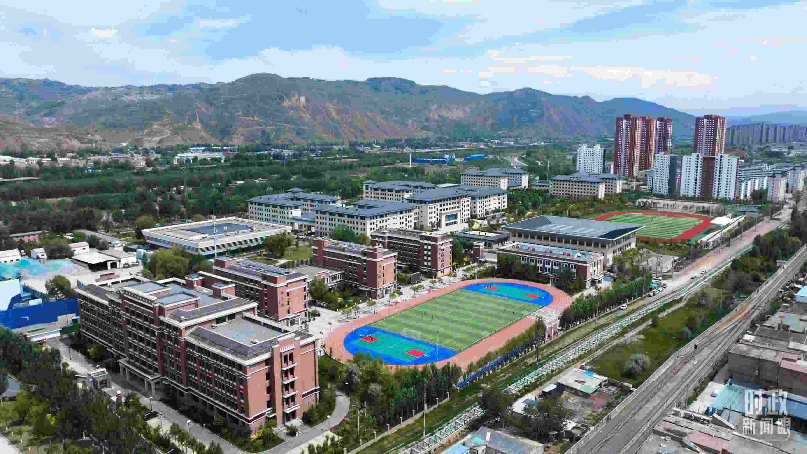 △果洛西寧民族中學。（總臺記者閆懋鵬拍攝）