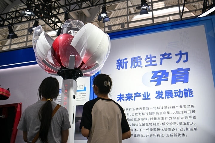 6月20日，與會(huì)者參觀天津云圣智能科技有限責(zé)任公司展區(qū)展出的“圣·寶蓮燈”全自主無人機(jī)巡檢系統(tǒng)。新華社記者 孫凡越 攝