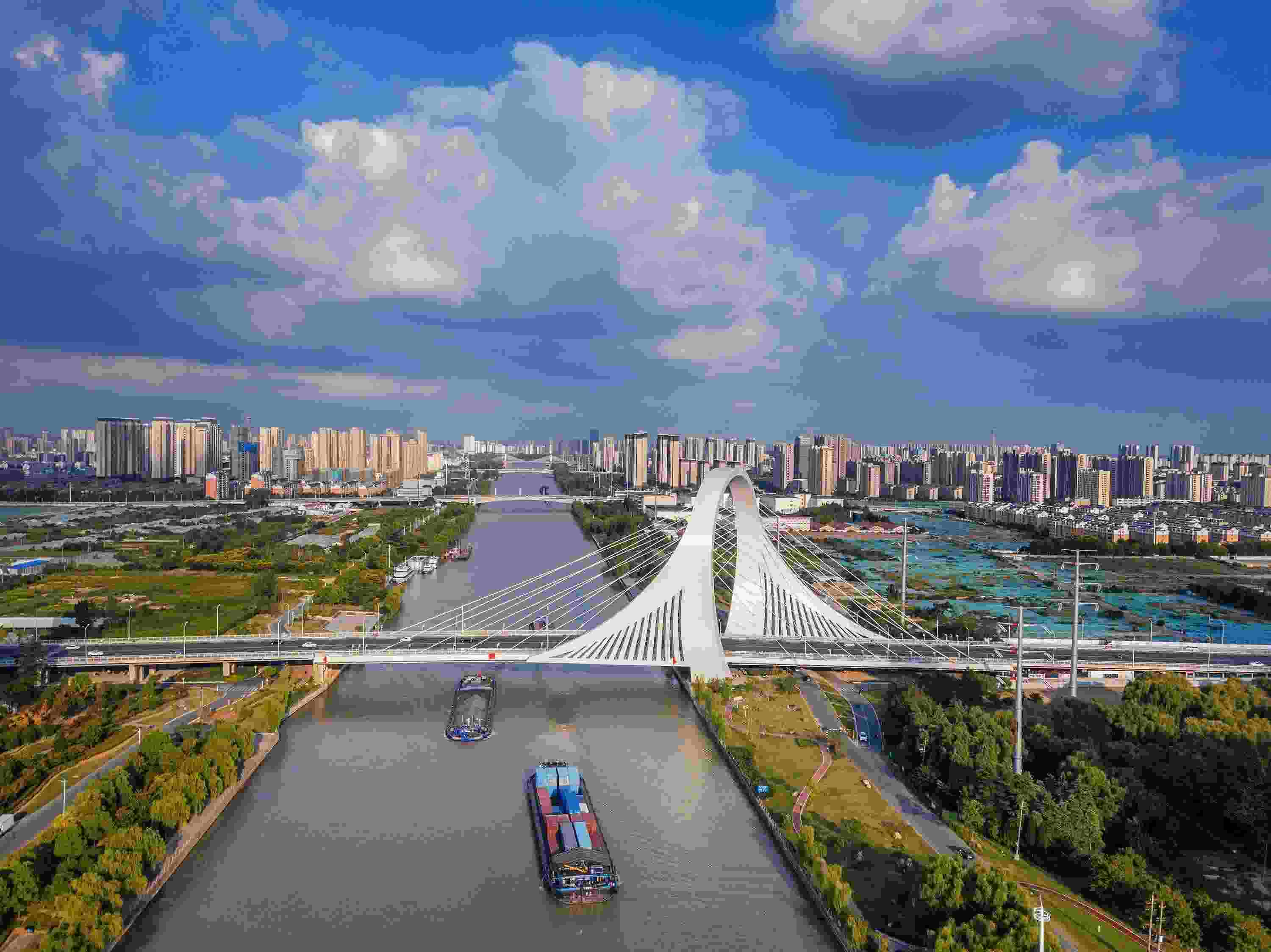 2022年9月12日，幾艘船舶行駛在江蘇淮安運河大橋附近。