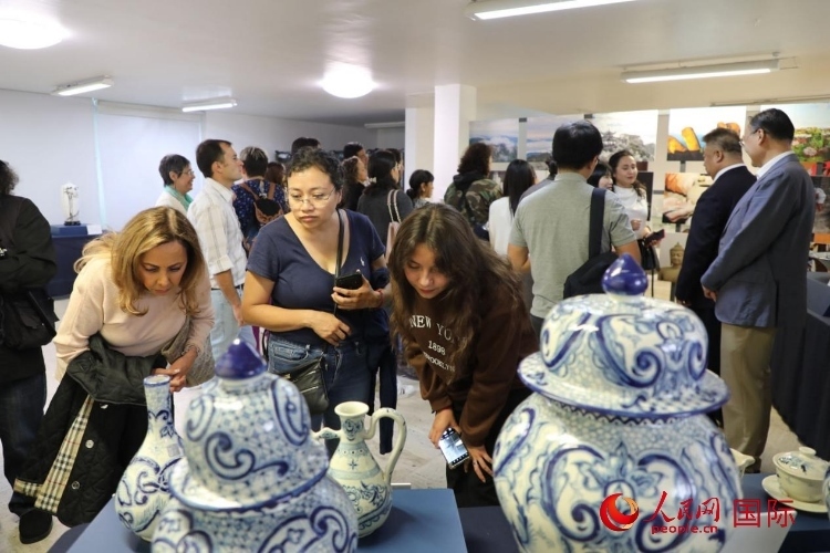 在展覽現(xiàn)場，觀眾們駐足欣賞德化瓷和墨西哥彩瓷。人民網(wǎng) 埃內(nèi)斯托·多明戈斯攝