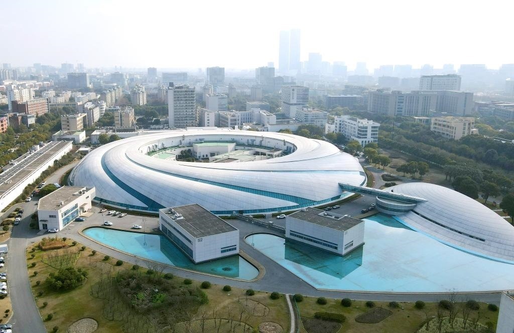 位于上海張江科學(xué)城的“上海光源”（2024年2月27日攝，無人機(jī)照片）。新華社記者 方喆 攝