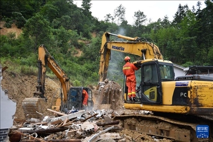 6月23日，救援人員在魚市鎮(zhèn)斗溪村龍?zhí)两M山體滑坡現(xiàn)場開展救援工作。新華社記者 陳振海 攝