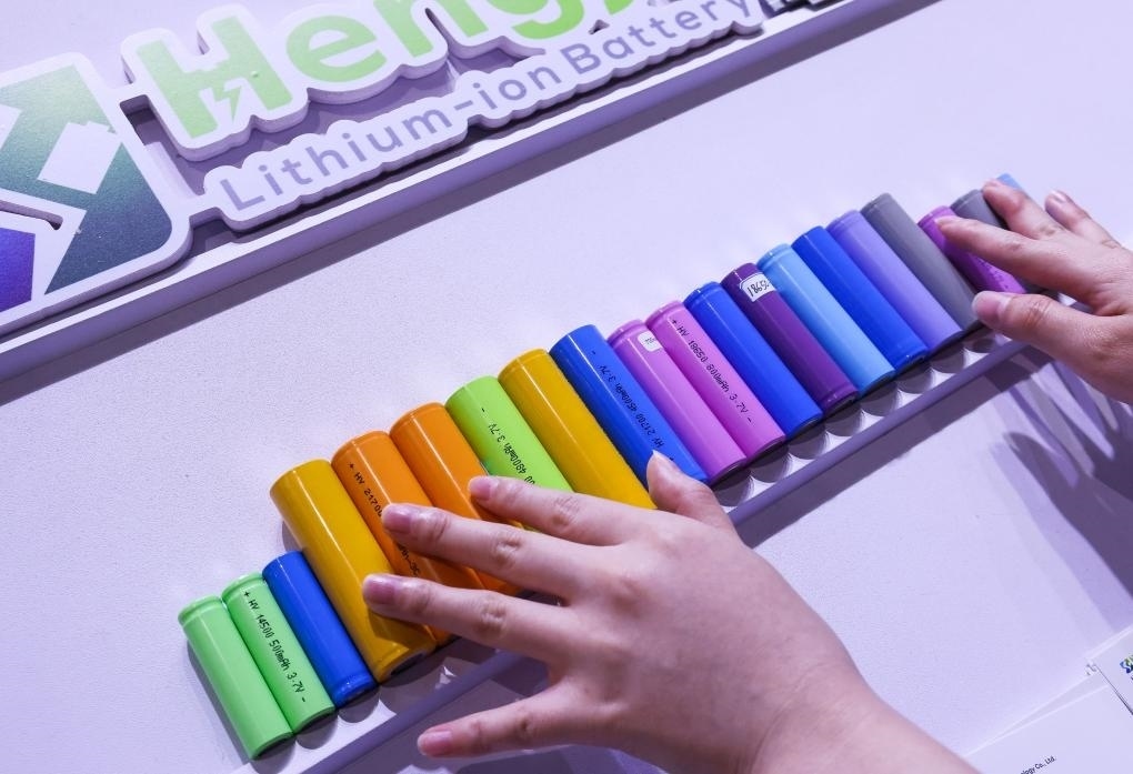 參展商在第135屆廣交會(huì)新能源展區(qū)布置鋰電池展品（2024年4月15日攝）。新華社記者 劉大偉 攝