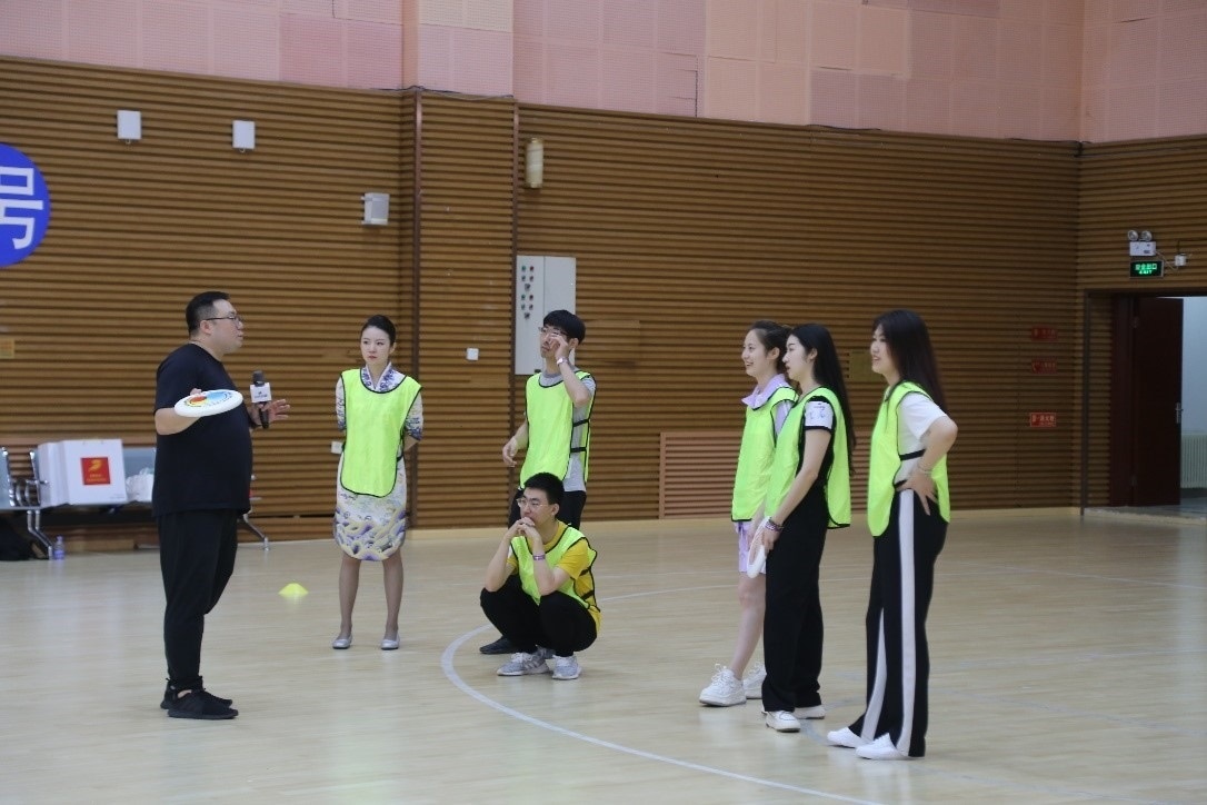 在“友趣體驗(yàn)營”上，年輕用戶正在學(xué)習(xí)飛盤運(yùn)動技巧。 受訪者供圖