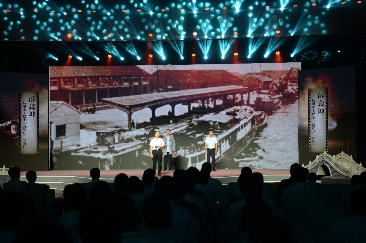 杭州水上巴士“西湖”號(hào)原船長(zhǎng)薛鑫坤（左）、窯灣古鎮(zhèn)漁民藝術(shù)團(tuán)團(tuán)長(zhǎng)沈召明（中）、港航潤(rùn)楊6060貨船主楊杰偉（右）現(xiàn)場(chǎng)講述。