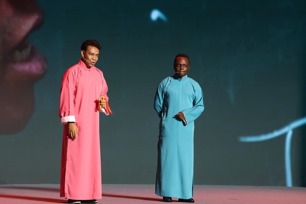 來(lái)自馬達(dá)加斯加的北京外國(guó)語(yǔ)大學(xué)教師唐磊（左）和來(lái)自肯尼亞的天津師范大學(xué)博士生孔愛(ài)凱（右）說(shuō)唱大運(yùn)河。